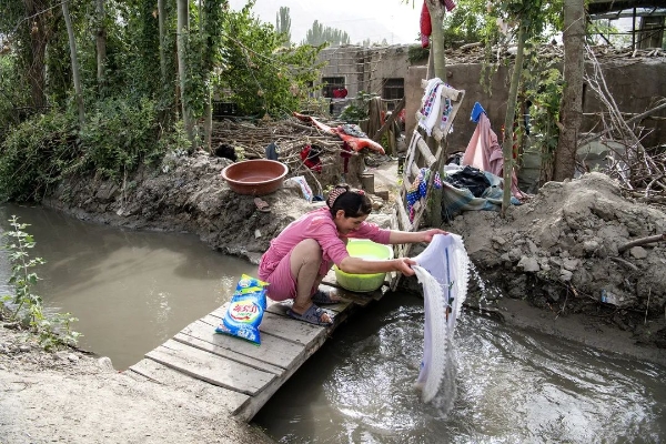 11-▲搬家之前村民家門前的水渠成為洗衣服首選的地方